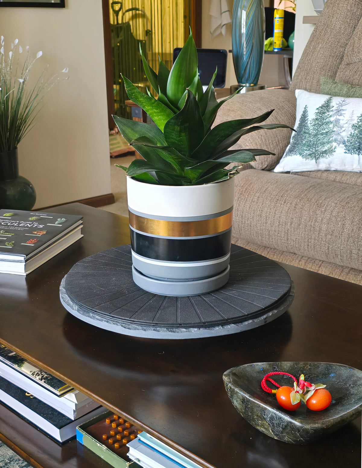 Isabella Planter